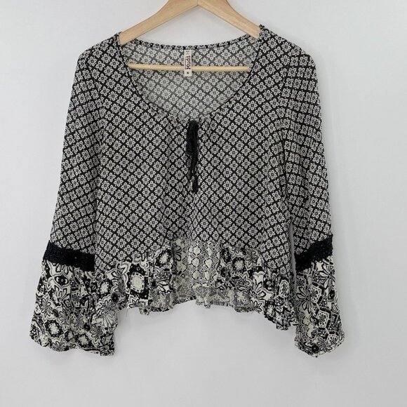 Mudd Juniors Black & Cream Flare Sleeve Flowy Blouse Size M Boho Hippie - Picture 2 of 10